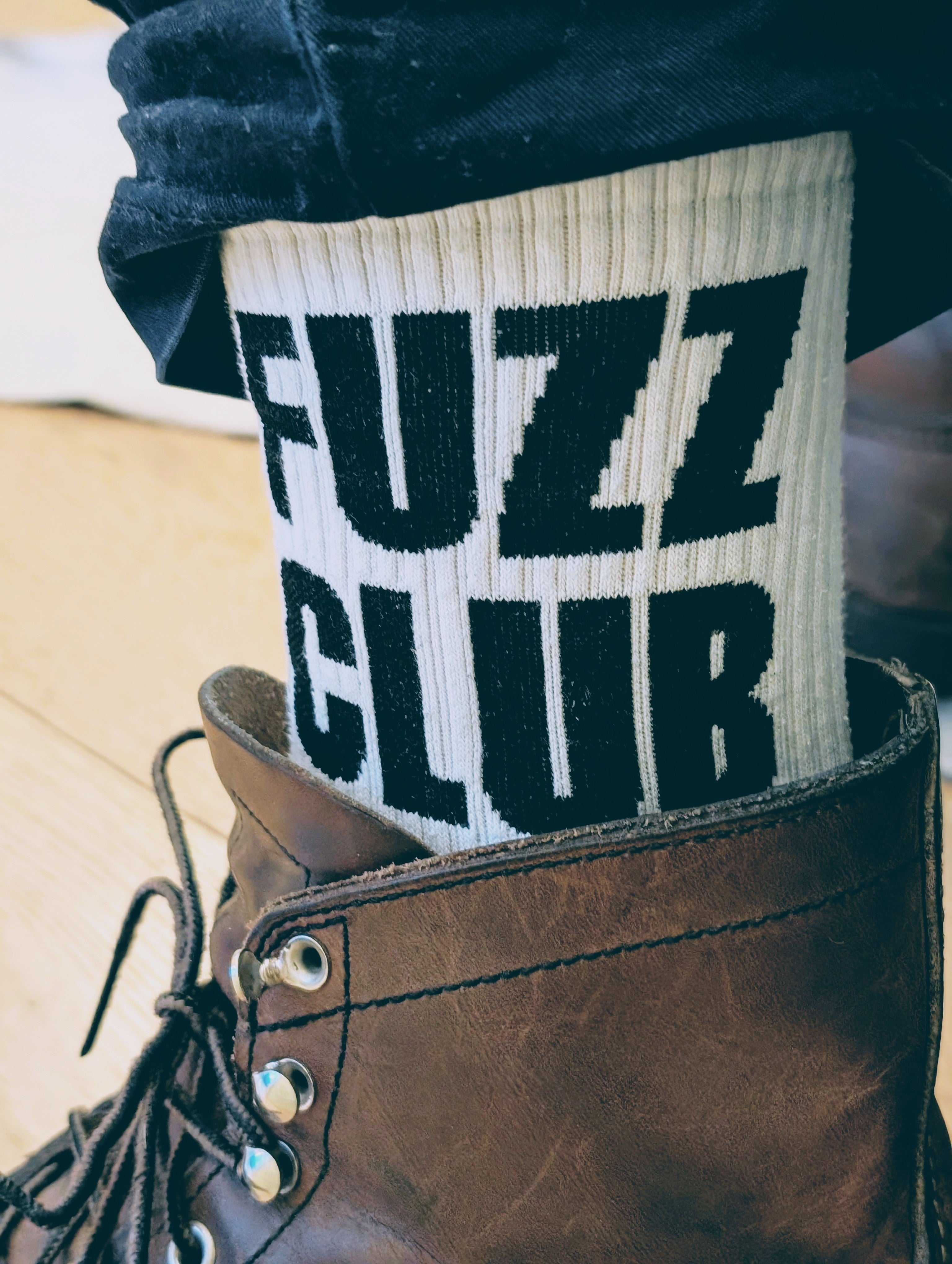 Fuzz Club chaussettes blanches logo noir merch officiel